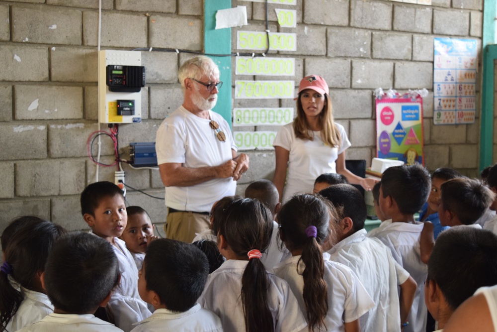 Honduras - Allen Rainey & Jenny Sasson present system to kids